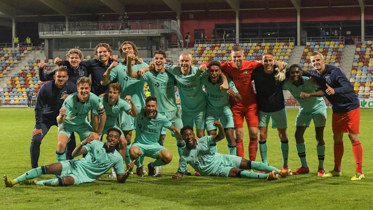 Groepsfoto na de ruime zege in de Europa League (foto: OrangePictures).