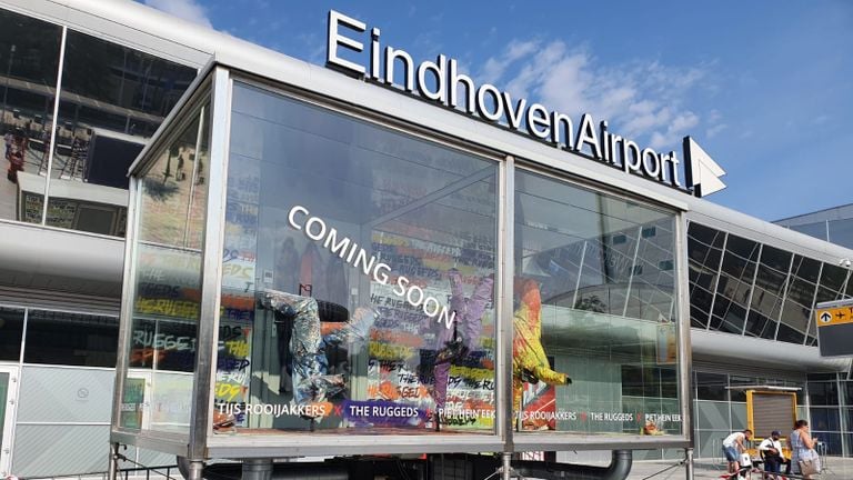 Een van de vitrines bij Eindhoven Airport.