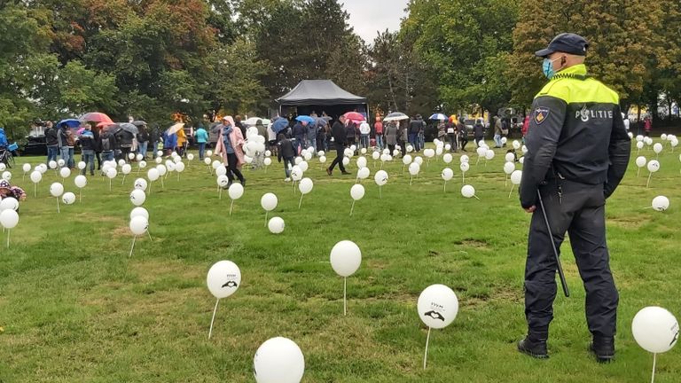 Enkele tientallen betogers kwamen op het protest in het Leijpark af (foto: Rene van der Velde)