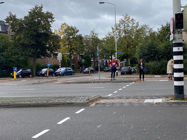 Wachten bij het stoplicht op de Baronielaan.