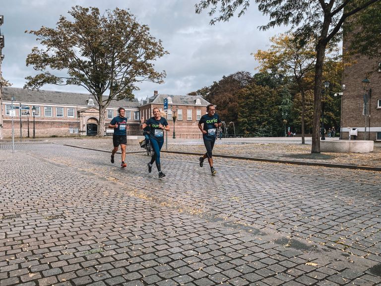 Medelopers op het Kasteelplein