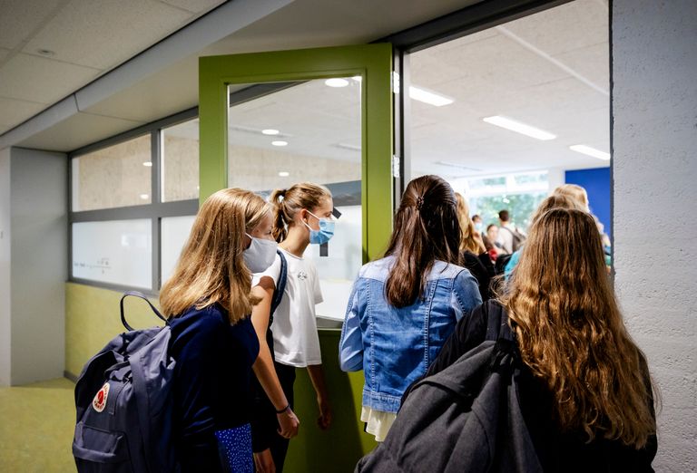 Middelbare scholieren met een mondkapje (foto: ANP).