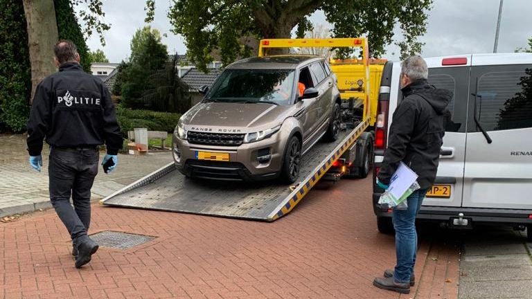 In Veldhoven worden auto's in beslag genomen (foto: OM Oost-Brabant).