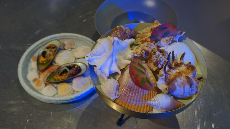 Peter en Davy sparren over alles wat ze serveren (foto: Jessica Ranselaar).