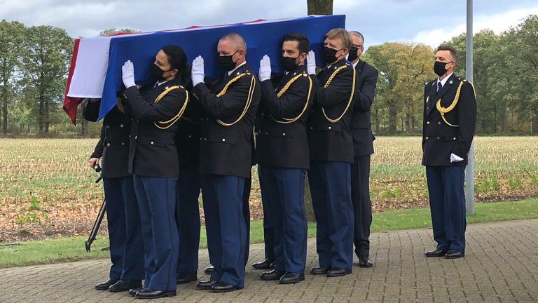 Collega's van Jeroen droegen de kist (foto: Raymond Merkx).