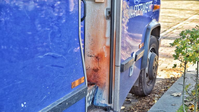 Schade aan de bus. (foto: Toby de Kort/SQ Vision)