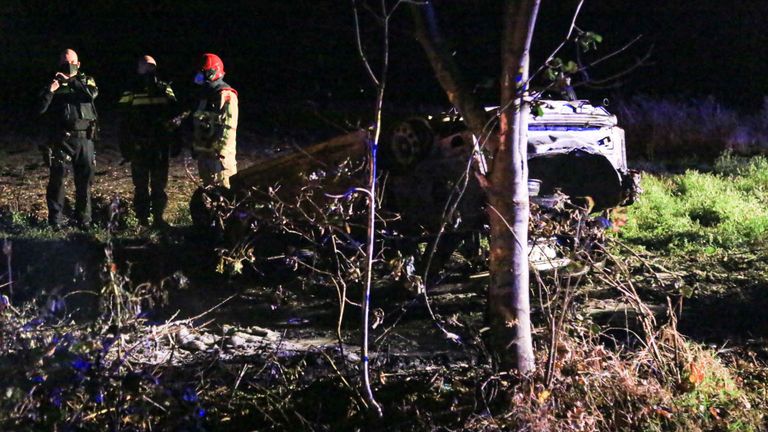 Het ongeluk in Ommel gebeurde rond kwart over drie vrijdagnacht (foto: Harrie Grijseels/SQ Vision).