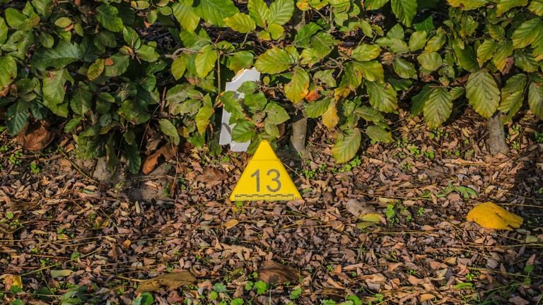 De sporen worden veiliggesteld na het vandalisme bij de coronateststraat in Beek en Donk (foto: Harrie Grijseels/SQ Vision).