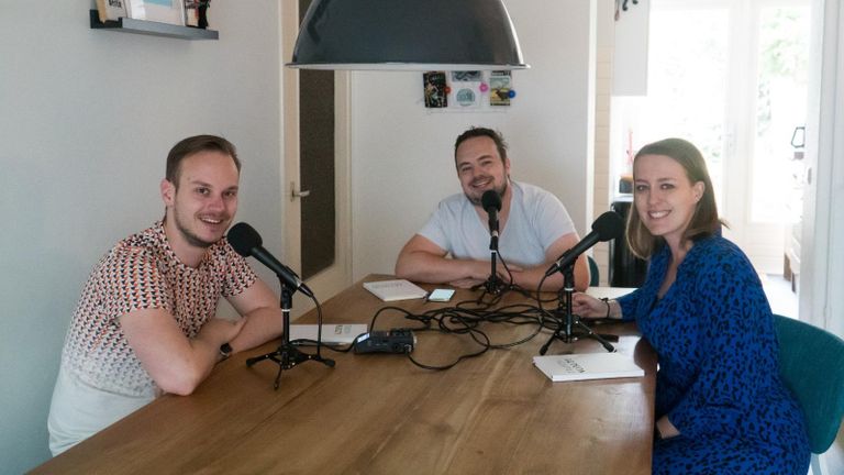 Vorig seizoen aan één tafel, dit seizoen begint Mark (midden) aan de podcast vanuit het buitenland.