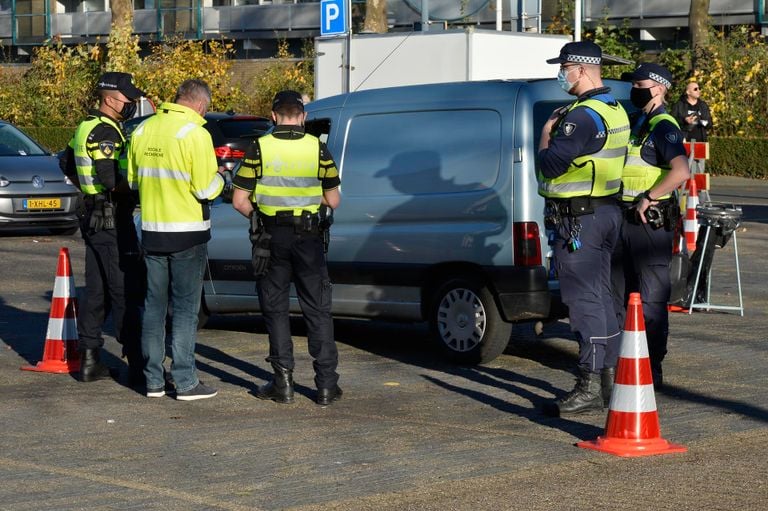 De politie hield een grote verkeerscontrole. Foto: Perry Roovers/SQ Vision.