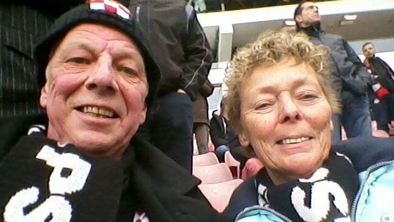 PSV-fan Koos met zijn vrouw in het stadion (foto: Koos van der Breggen).
