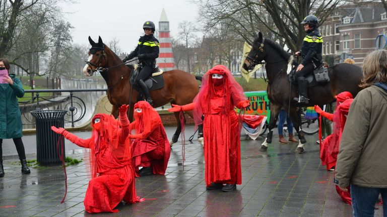 De politie was aanwezig bij de demonstratie (foto: Perry Roovers)