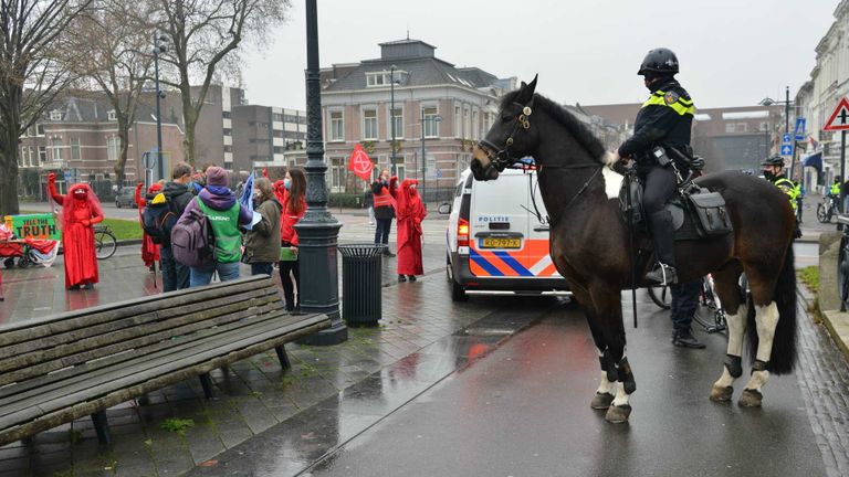 De demonstranten liepen van het ene kruispunt naar het andere (foto: Perry Roovers). 