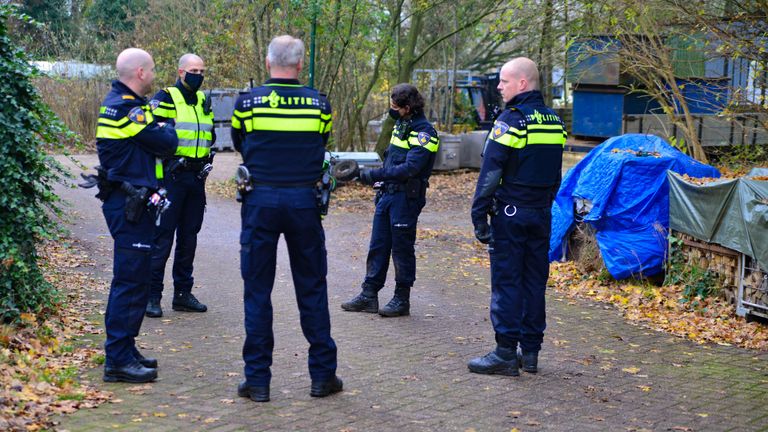 De politie doet onderzoek (foto: Walter van Bussel/SQ Vision Mediaprodukties).