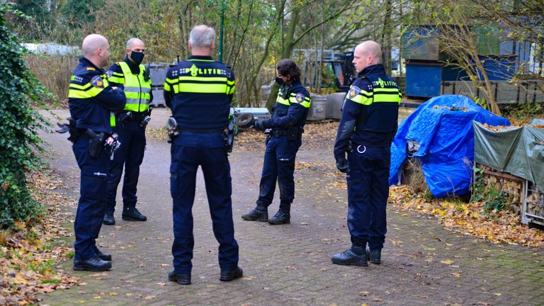 De politie doet onderzoek (foto: Walter van Bussel/SQ Vision Mediaprodukties).