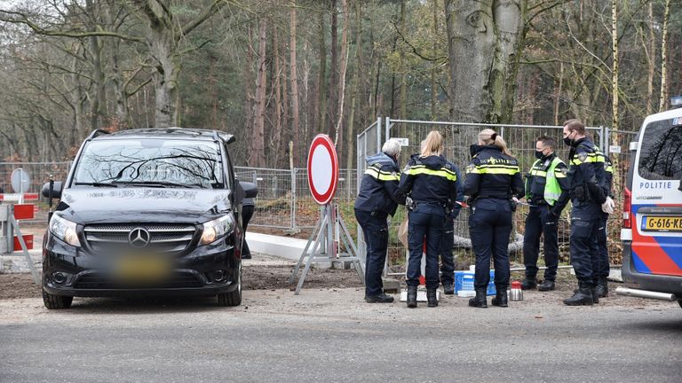 De politie doet onderzoek (foto: Toby de Kort/SQ Vision)