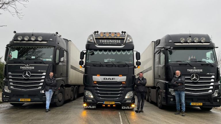 Frans (links) hoopt met zijn collega's op tijd thuis te zijn voor kerst. (foto: Bas Timmermans)