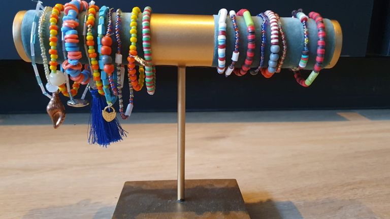 De zelfgemaakte armbandjes van Floris (foto: Neana Pessers).