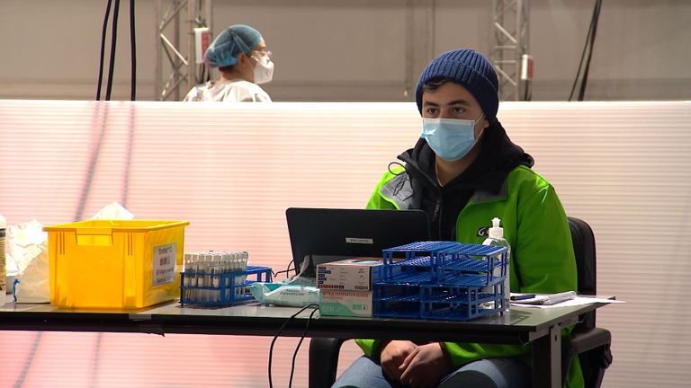 Werk in een coronatestcentrum (foto: Bert Geeraets).