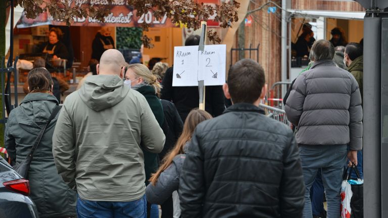 Drukte bij twee oliebollenkramen op de Dr. Struyckenstraat in Breda. (Foto: Perry Roovers/SQ Vison)