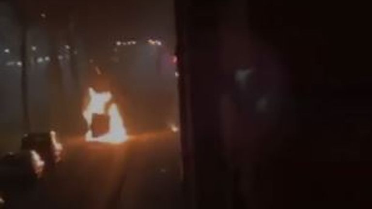 De in brand gestoken auto van een afstandje (privéfoto).
