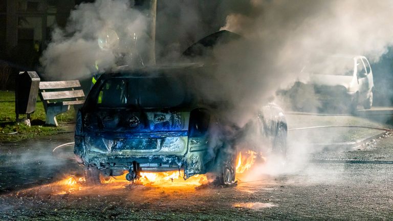 De uitgebrande auto in Oosterhout (foto: Marcel van Dorst / SQ Vision).