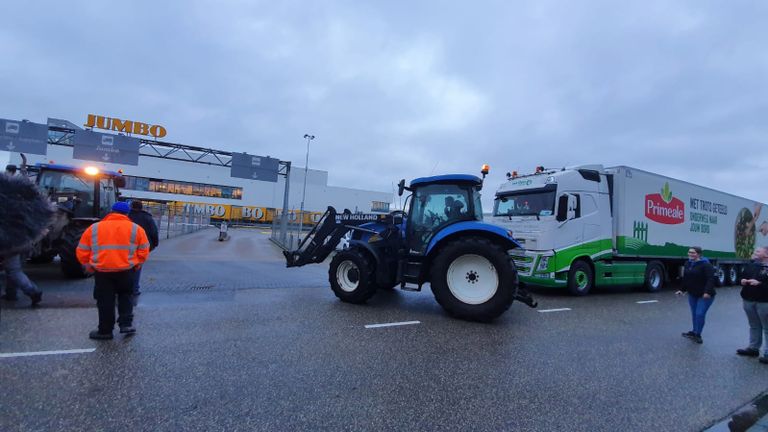 Vrachtwagens van Jumbo werden tegengehouden (foto: Lola Zopfi/SQ Vision Mediaprodukties).