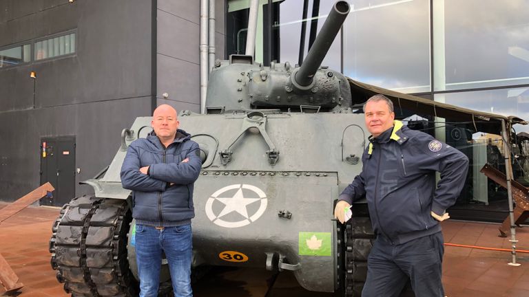 Johan van Doorn (r) en Willem-Jan bij een Shermantank voor de bios (foto: Omroep Brabant) 