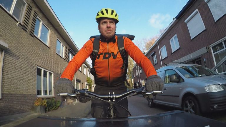 Een fietskoerier aan het werk (foto: Omroep Brabant).