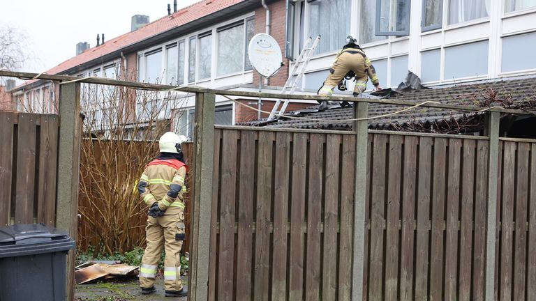 Aan de buitenkant van het huis is nauwelijks schade te zien (foto: Bart Meesters).