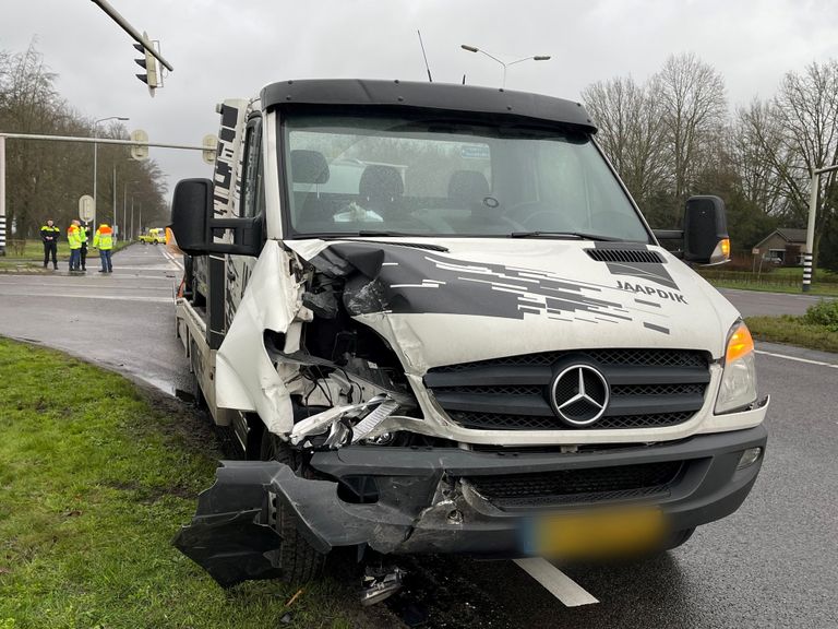 De opleggers raakte aan de voorkant beschadigd (foto: Bart Meesters). 