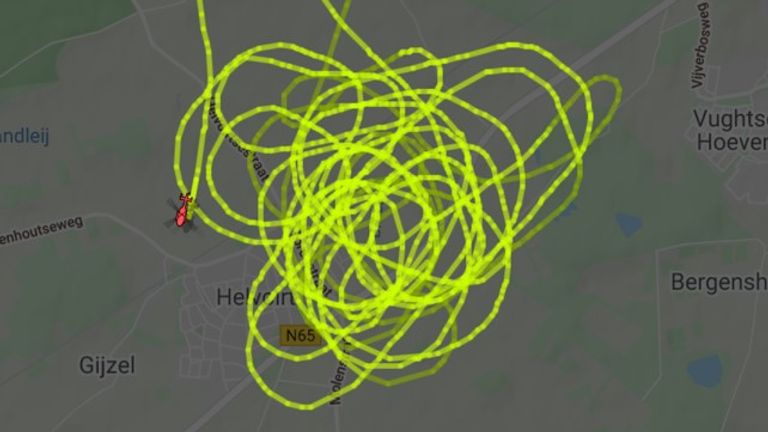 De politieheli zocht de omgeving af. 