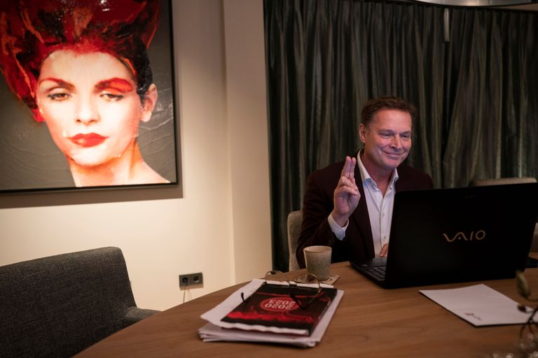 Albert Verlinde wordt thuis geinstalleerd als gemeenteraadslid in Vught voor de VVD (foto: Jeroen Jumelet/ANP).