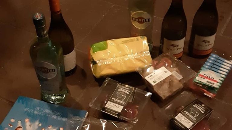 Een gedeelte van de gestolen boodschappen (foto: Facebook politie Geldrop-Mierlo).