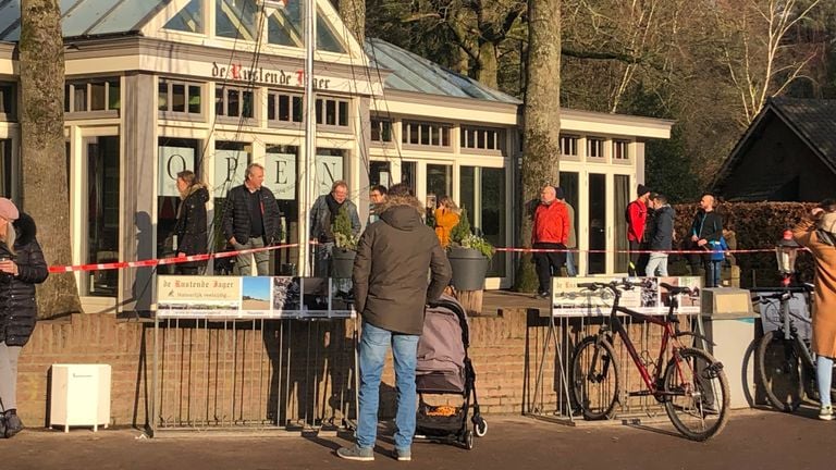 Wandelaars halen koffie bij de Rustende Jager in Biezenmortel. 