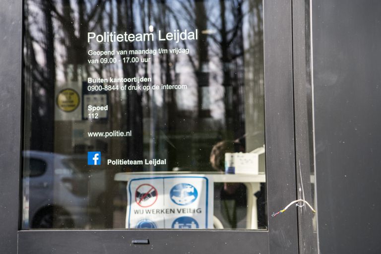  Er staken alleen nog wat draadjes uit de muur op de plek waar de bel zat (Foto: Jack Brekelmans / SQ Vision).