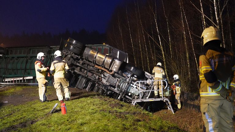 De chauffeur is naar het ziekenhuis gebracht (foto: Jeroen Stuve/ SQ Vision).