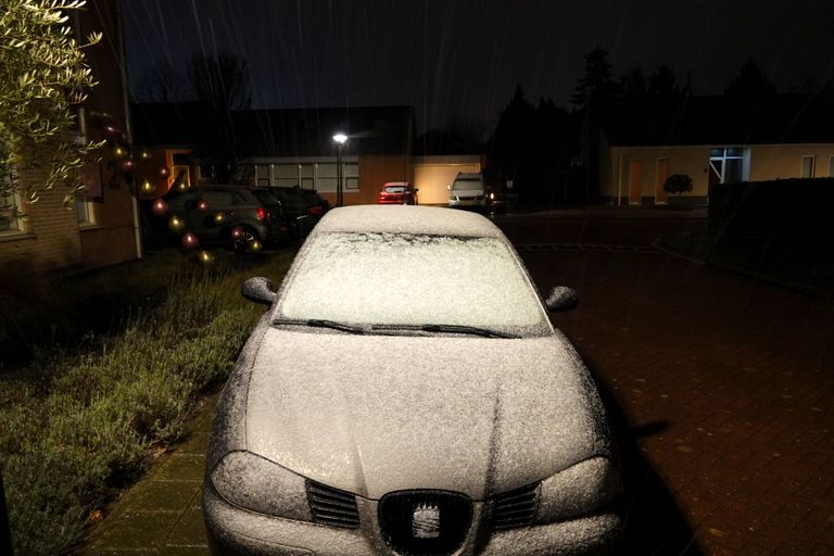 De autoruit zit al goed onder de sneeuw. Foto: Ben Saanen.