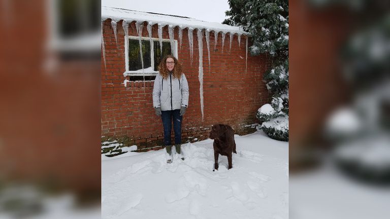 Britt en Beer naast een ijspegel van 168 cm (foto: fam. Tielemans).