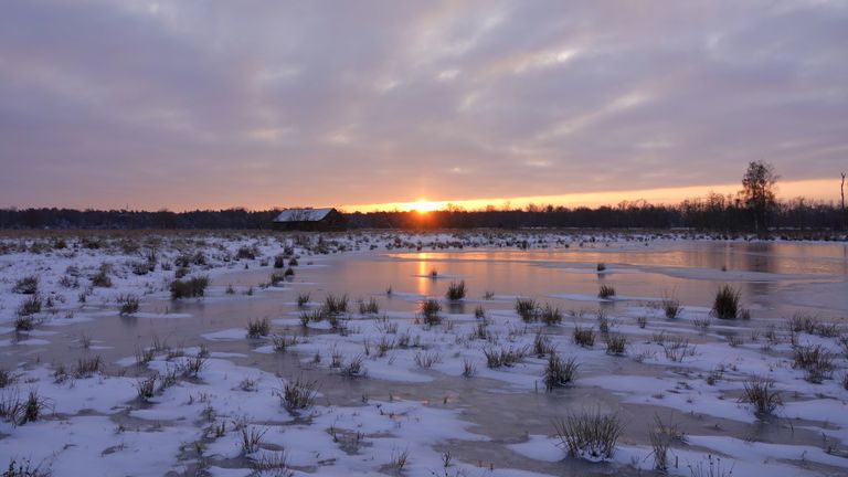 De zon weerspiegelt op het ijs en de sneeuw (Foto: Ben Saanen).