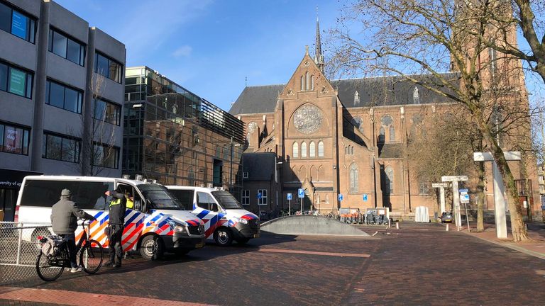 De politie is zondagochtend preventief aanwezig in het centrum van EIndhoven (foto: René van Hoof). 