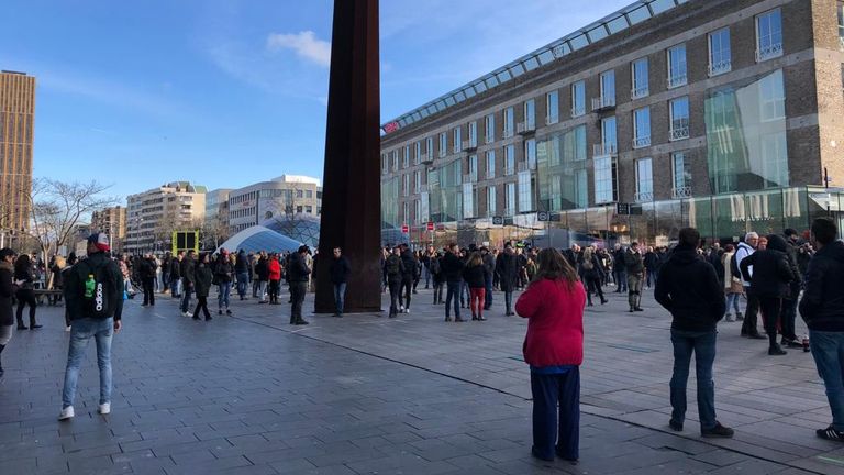 Drukte op het 18 Septemberplein in Eindhoven (foto: René van Hoof).