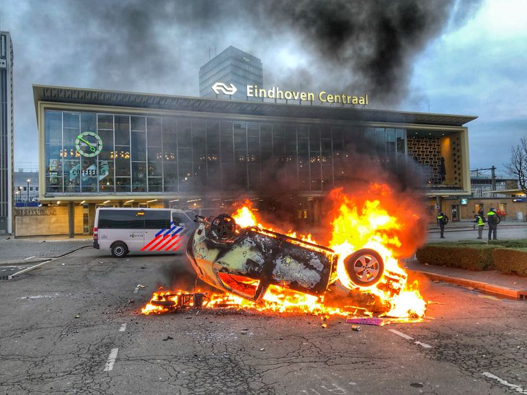 Een van de uitwassen van de ongeregeldheden in Eindhoven (foto: Rico Vogels/SQ Vision Mediaprodukties).