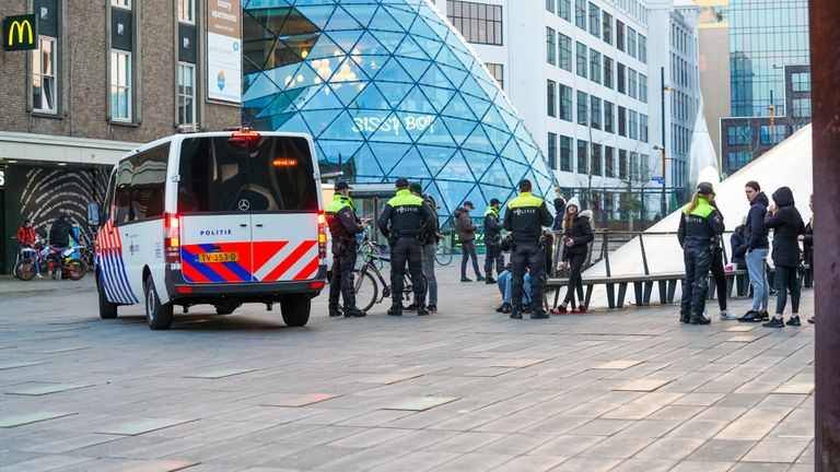 Politie bij de Blob in Eindhoven (foto: Dave Hendriks/SQ Vision).