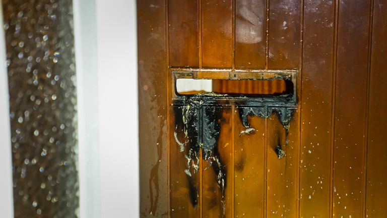 Iemand zou een brandbare stof door de brievenbus van het huis in Eindhoven hebben gesproeid (foto: SQ Vision).