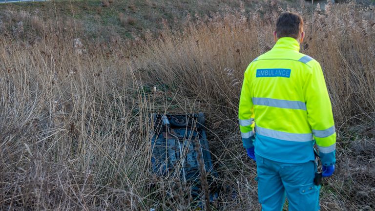 De auto schoot van de afrit en belandde vier meter lager (foto: Iwan van Dun/SQ Vision).