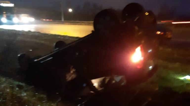 De auto van Colinda lag op z'n kop in een greppel (foto: Colinda van den Beemt). 
