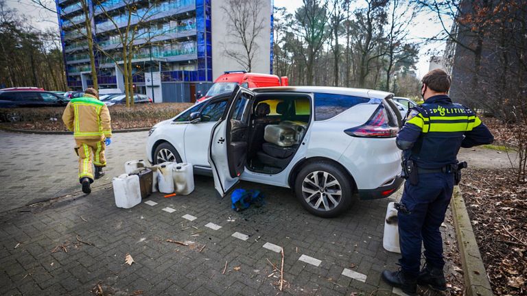 De auto met de vaten was geparkeerd vlakbij een flat in Geldrop (foto: Sem van Rijssel/SQ Vision).