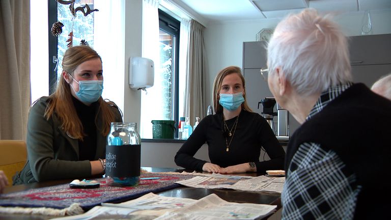 Verpleegkundigen Geertje en Maartje in gesprek met bewoners (foto: Jan Peels)