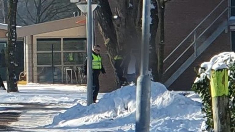 De politie heeft twee verdachten meegenomen.